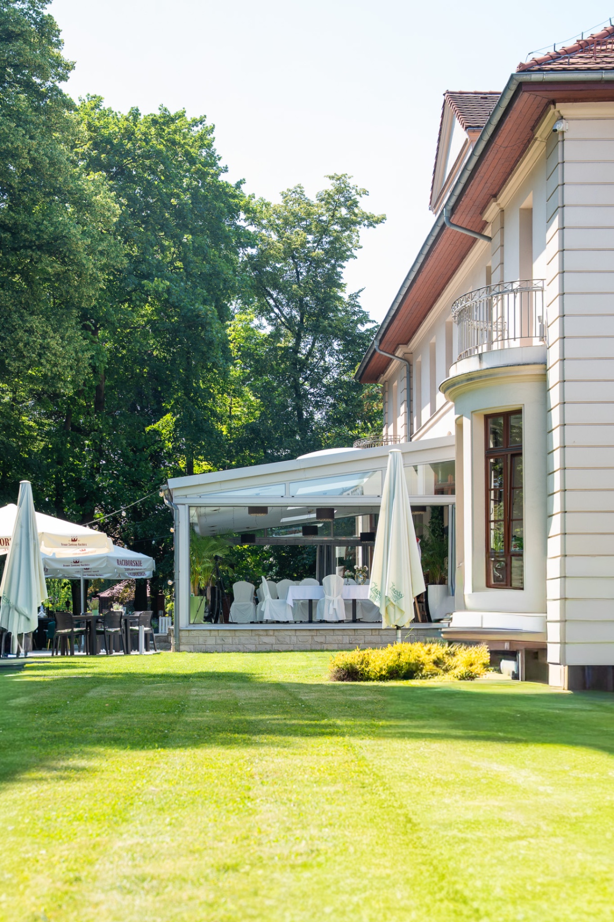 Hotel Gorczowski latem — ogród przygotowany na uroczystość