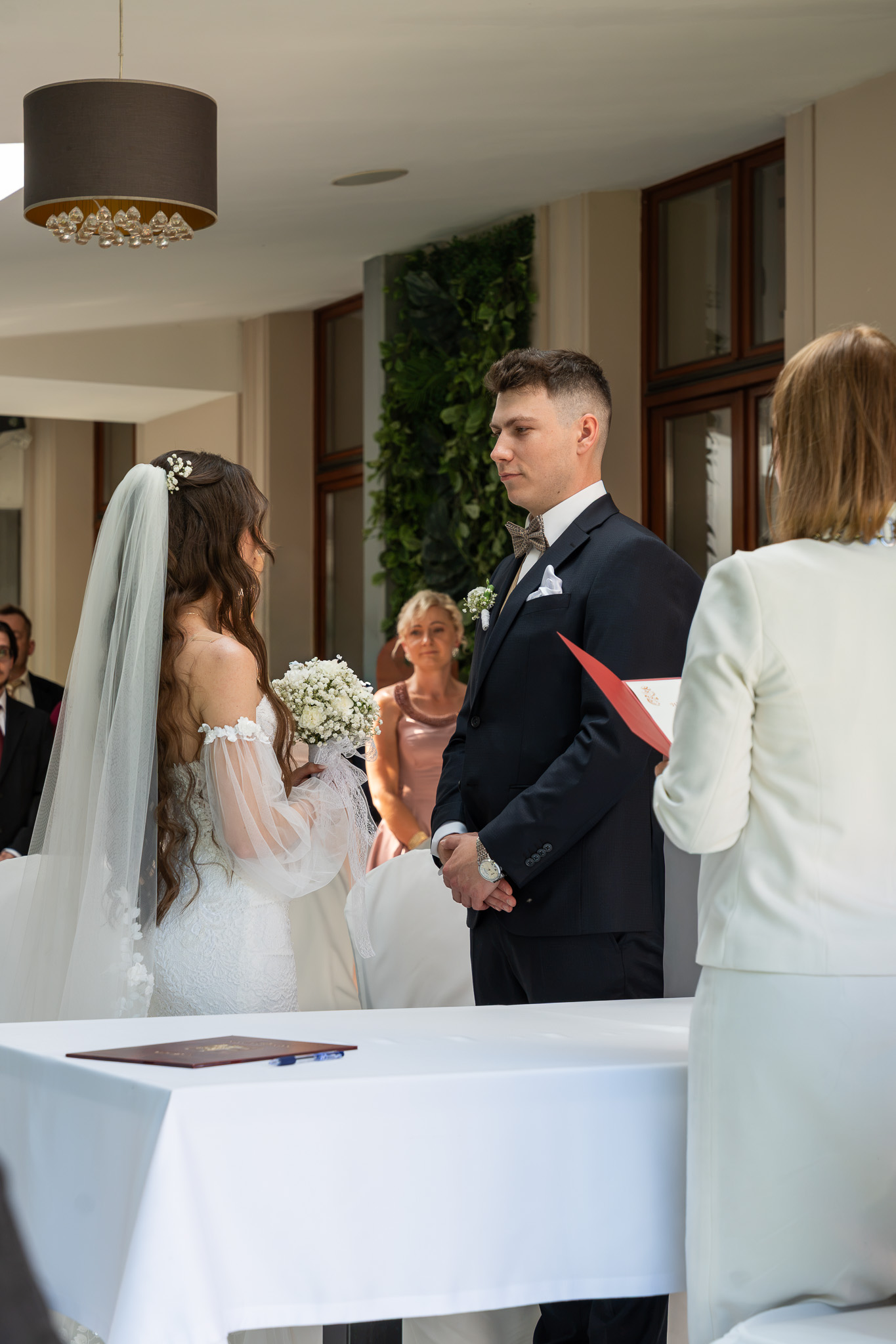 Para młoda przed urzędniczką podczas ceremonii